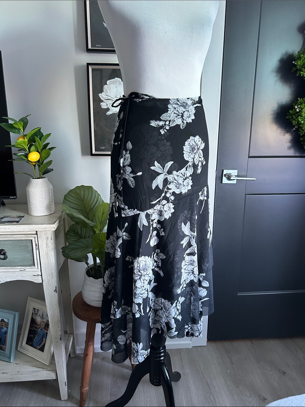 🌹 size 10 Black gray Floral Wrap Midi Skirt